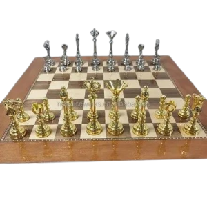 Echiquier En Bois De Luxe Avec Pièces D'Echecs En Métal.